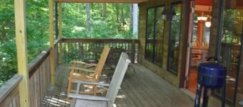 Cozy cabin w/hot tub access to Mtn to Sea trail