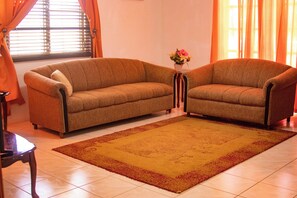 Smart TV - 2-Bedroom/Bath Comfortable AI Residence- 
A/C, WiFi and 7 mins away from beach. (Statia Valley)