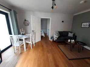 Smart TV, books - The Annex @ Holly Glenn a cosy couple's retreat (Clint Green)