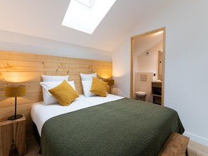 4 عدّة غرف نوم وملاءات أسرّة