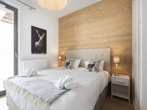 Apartment | 2 bedrooms, bed sheets - Apartment in La Rosiere With Panoramic Views (Montvalezan)