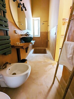 Dusche, Haartrockner, Bidet, Handtücher