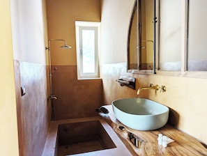 Douche, sĂšche-cheveux, bidet, serviettes fournies