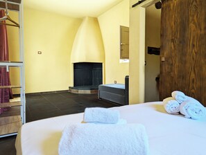4 habitaciones, tabla de planchar con plancha, wifi y ropa de cama