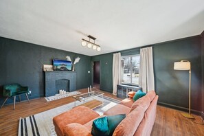 Smart TV y chimenea 