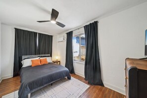 Escritorio, tabla de planchar con plancha, wifi gratis y ropa de cama 