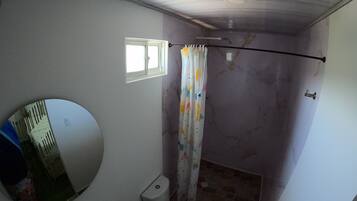 淋浴设施、卫生纸