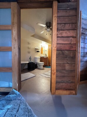 Shower, hair dryer, towels, soap - Cozy 2-bedroom 2-Bath home with WiFi, AC Close to Main Street/Lava Hot Pools (Lava Hot Springs)
