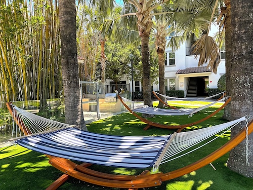 Orlando Bliss Near Disney Two bedroom Apartment with full kitchen