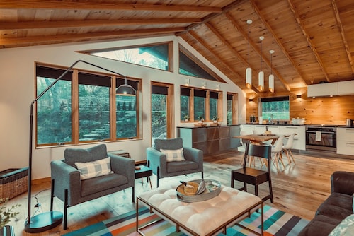 Robin's Nest Retreat in charming Weaverville