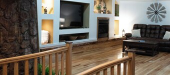 Lodge in the Missouri Hills ~ stocked pond ~ secluded retreat! SLEEPS 10!