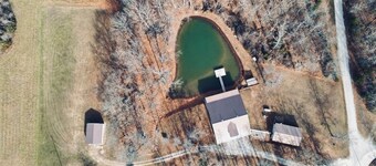 Lodge in the Missouri Hills ~ stocked pond ~ secluded retreat! SLEEPS 10!