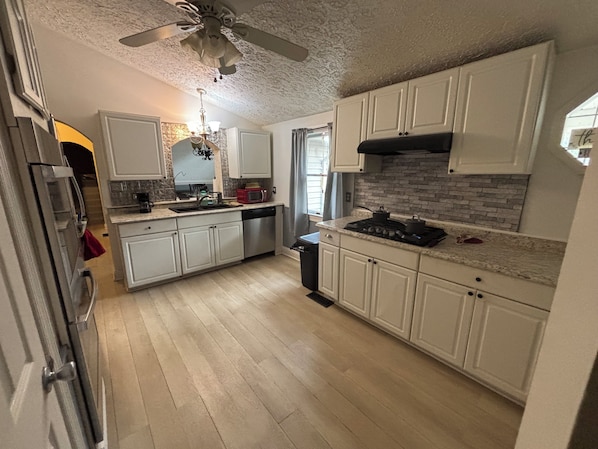 Mikrowelle, Ofen, Herdplatte, Geschirrspüler