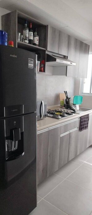 Microondas, cafetera y tetera, licuadora y utensilios de cocina 