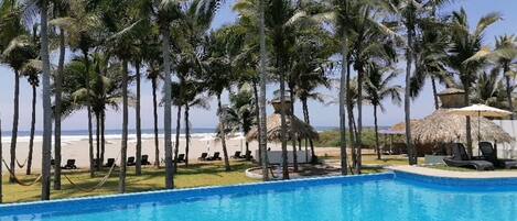 Una piscina al aire libre