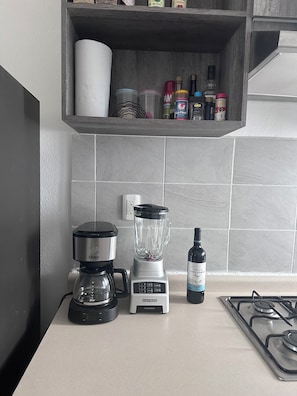Mikrobølgeovn, kaffetrakter/tekoker, hurtigmikser og kjøkkenutstyr