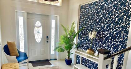 Welcome to Eleven! Beautiful 2 Bedroom Unit Near Airport & Beach