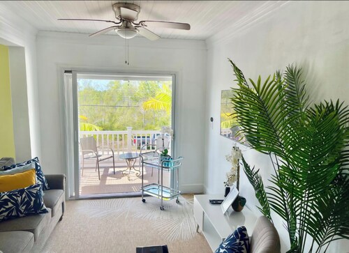 Welcome to Eleven! Beautiful 2 Bedroom Unit Near Airport & Beach