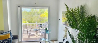 Welcome to Eleven! Beautiful 2 Bedroom Unit Near Airport & Beach