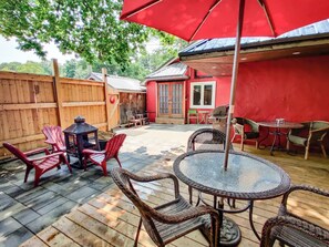 Outdoor dining - Cosy Family Cottage 30 Steps from the Beach (Fort Erie)
