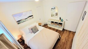 2 bedrooms, iron/ironing board, free WiFi, bed sheets - Cosy Family Cottage 30 Steps from the Beach (Fort Erie)