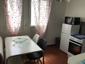 Fridge, microwave, oven, stovetop - Sara's home 24. (Rouen)