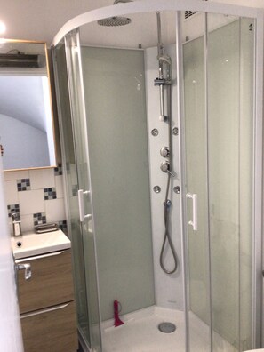 Shower, hair dryer, towels, toilet paper - Sara's home 24. (Rouen)
