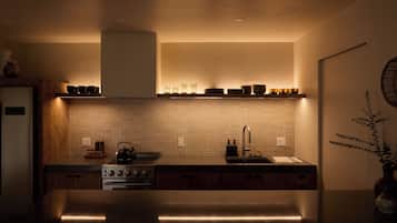 Una cocina moderna con una isla central, estufa y fregadero.