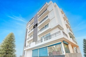 House | Pool - Blissful Luxury Stays Sector 62 Gurgaon (Sohna)