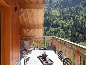Apartment | Balcony - Chalet in Vaujany With Panoramic Mountain Views (Vaujany)