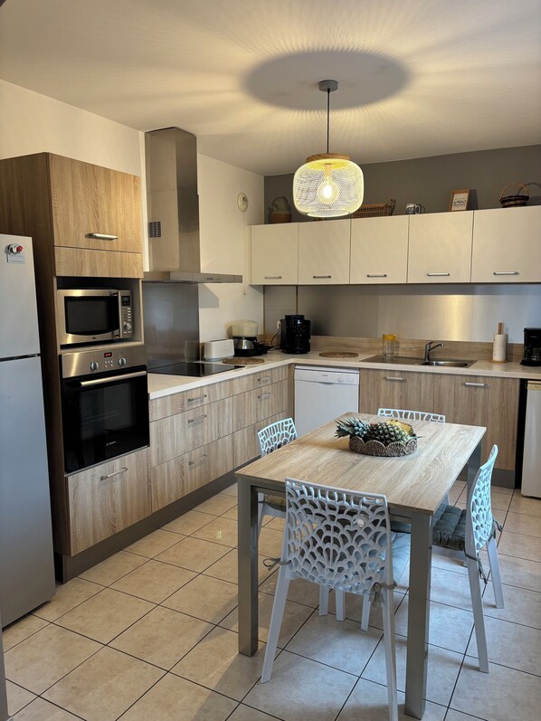 Refrigerador, microondas, horno, placa de cocina