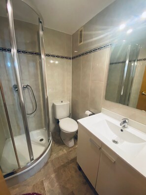 Shower, bidet - Apartment with pool in the center (Salou)
