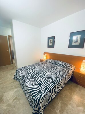 2 bedrooms, bed sheets - Apartment with pool in the center (Salou)