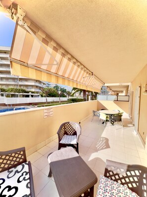 Outdoor dining - Apartment with pool in the center (Salou)