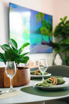 Apartamento familiar, 2 habitaciones, balcón, vistas a la piscina | Zona de estar | Smart TV de 55 pulgadas con canales digitales