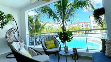 Departamento familiar, 2 habitaciones, balcón, vista a la alberca | Área de sala de estar | Smart TV de 55 pulgadas con canales digitales