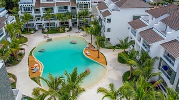 5 outdoor pools, open 8:00 AM to 8:00 PM, sun loungers