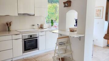 Een koelkast, een magnetron, een oven, een kookplaat