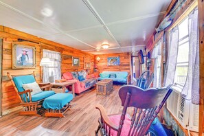 TV, fireplace, DVD player, books - Fenced Yard: Quaint Cabin Near Lake Texoma! (Madill)