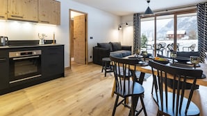 Eine moderne Küche mit Holzausstattung und einem Essbereich mit Tisch und Stühlen.
