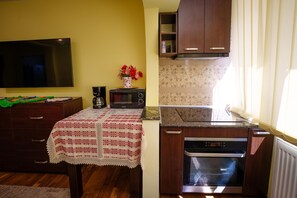 Private kitchen - Se închiriază Apartamentin StatiuneaSlănic Moldova (Slănic Moldova)