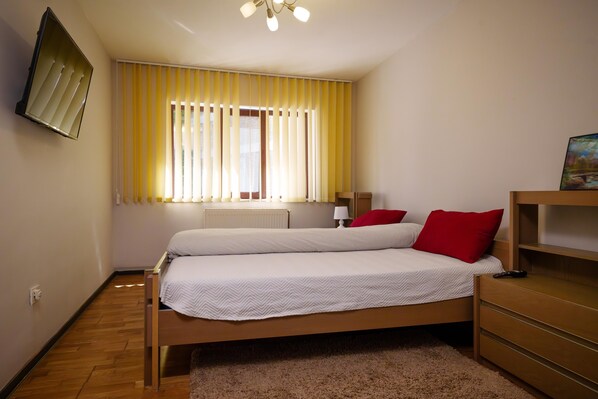 1 habitación, tabla de planchar con plancha, wifi y ropa de cama 