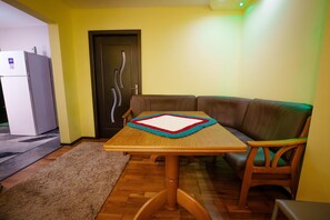 Dining - Se închiriază Apartamentin StatiuneaSlănic Moldova (Slănic Moldova)