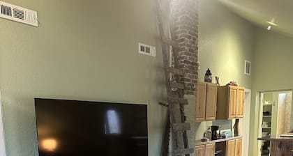 Charming 2-bedroom farmhouse in peaceful Joplin