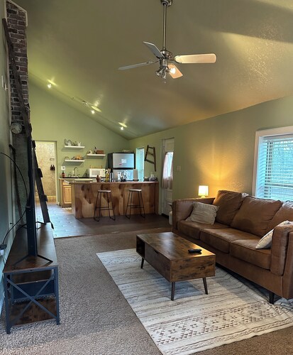 Charming 2-bedroom farmhouse in peaceful Joplin