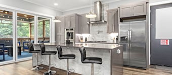 Hot Tub, Games & Huge Backyard - Near Downtown - Sleeps 16 - Winter Deals