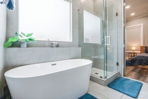 Haartrockner, Handtücher, Seife, Shampoo