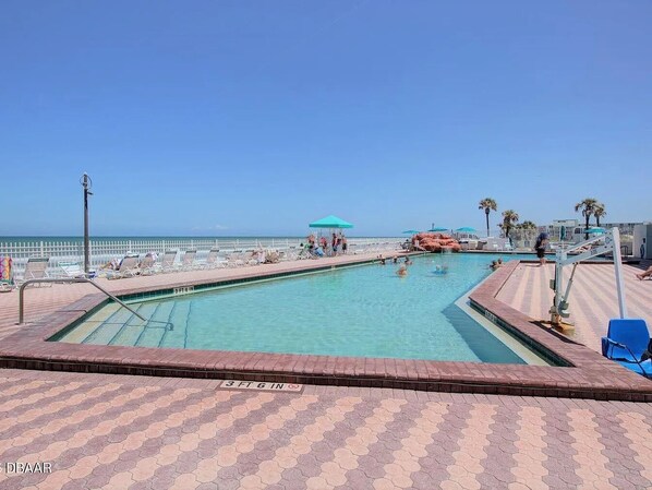 Una piscina al aire libre, una piscina climatizada