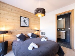 4 bedrooms, bed sheets