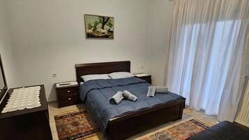 5 bedrooms, desk, iron/ironing board, free WiFi